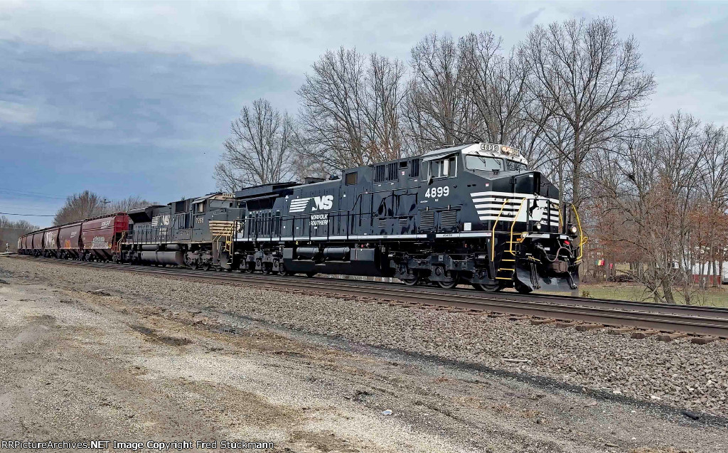 NS 4899 leads 16N looking sharp.